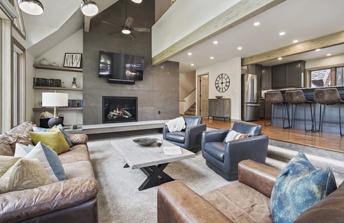 Warrior's Mark West House | ⭐️ Expansive Home w/Hot Tub, Stunning Views, Family&Pet Friendly FreeWntrShuttle
