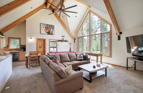 Warrior's Mark West House | ⭐️ Expansive Home w/Hot Tub, Stunning Views, Family&Pet Friendly FreeWntrShuttle