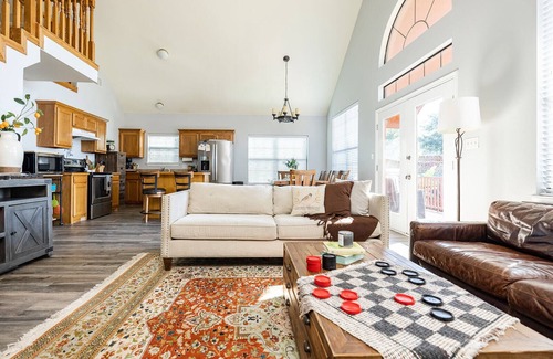 Enchanted Oaks House | Expansive Lake House with separate studio apartment
