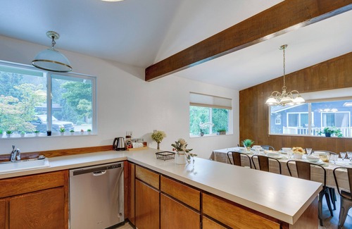 Lake Forest Park House | Expansive Lake Forest Park Home w/Private Deck!