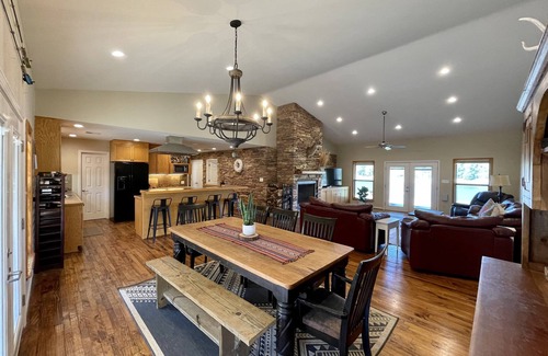 Caldwell Cabin | Expansive lodge on 200 acres with private lake!