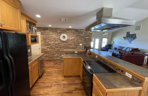 Caldwell Cabin | Expansive lodge on 200 acres with private lake!
