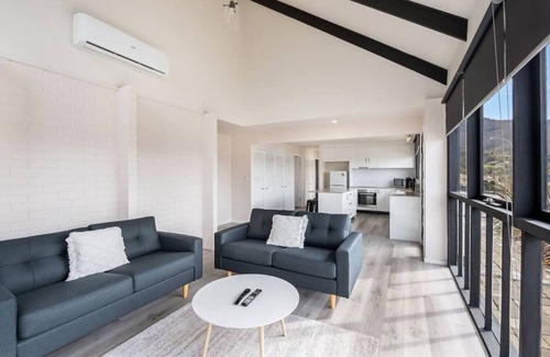 Claremont House | Expansive River-View Oasis