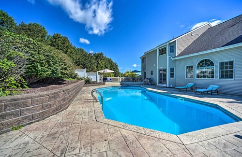 East Greenbush Cottage | Expansive Upstate Home w/Home Theater!