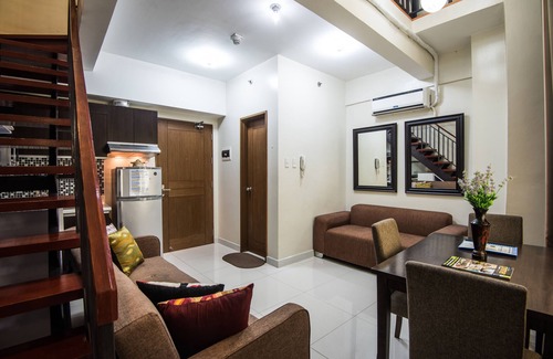 Legazpi Village House | Expat's Wife's Loft Apt in Makati (L9)