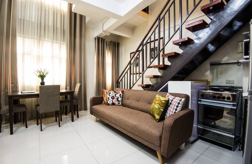 Legazpi Village House | Expat's Wife's Loft Apt in Makati (L9)