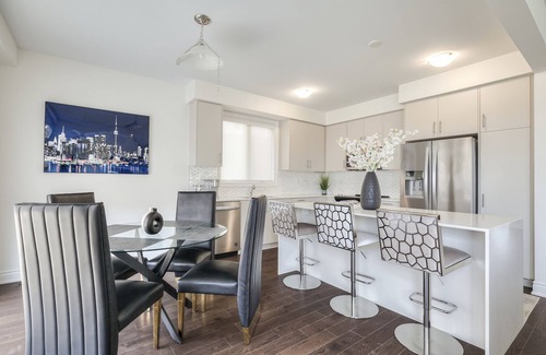 Bradford House | Experience Luxury Living-Minutes from Canada's Wonderland