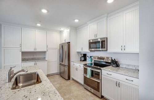 Whitney Beach Condo | Experience a Luxurious Penthouse Near Anna Maria Island with Resort Amenities! -
