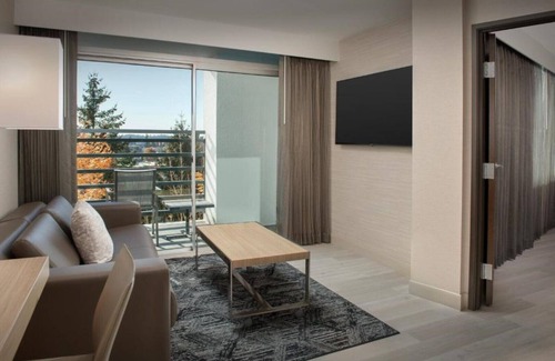 Lake Forest House | Experience a Stylish Retreat at our new South Portland Hotel