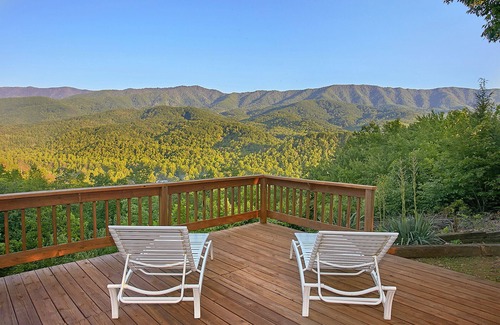 Gatlinburg - Pigeon Forge Cabin | Experience Amazing Views and a Theater room from your Romantic Getaway Cabin!
