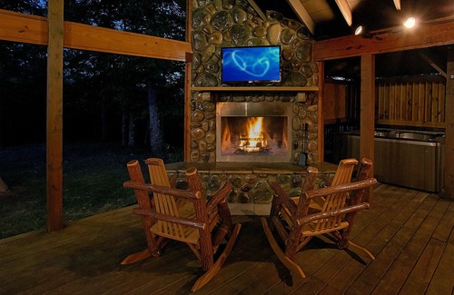 Gatlinburg - Pigeon Forge Cabin | Experience Amazing Views and a Theater room from your Romantic Getaway Cabin!