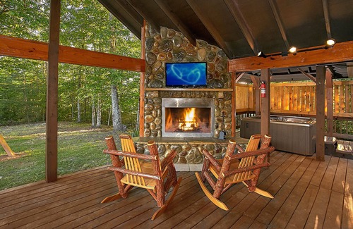 Gatlinburg - Pigeon Forge Cabin | Experience Amazing Views and a Theater room from your Romantic Getaway Cabin!