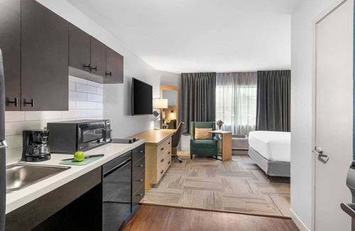 East Congress Hotel | Experience Austin's Famous 6th Street from Comfortable & Family Friendly Suites