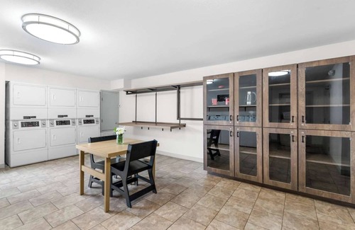 East Congress Hotel | Experience Austin's Famous 6th Street from Comfortable & Family Friendly Suites