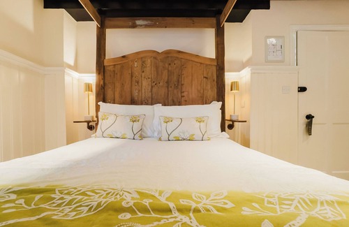 Birchington Hotel | Experience boutique comfort above The Powell pub in Birchington. Stylish en-suite rooms, luxury touches, and a vibrant pub below—perfect for business, couples, or families. Book your coastal escape today!