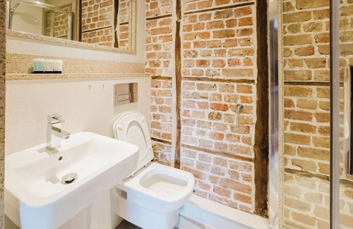 Birchington Hotel | Experience boutique comfort above The Powell pub in Birchington. Stylish en-suite rooms, luxury touches, and a vibrant pub below—perfect for business, couples, or families. Book your coastal escape today!