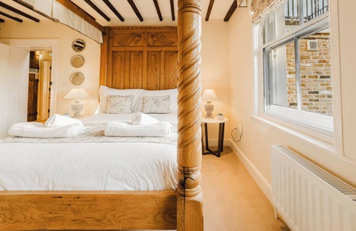 Birchington Hotel | Experience boutique comfort above The Powell pub in Birchington. Stylish en-suite rooms, luxury touches, and a vibrant pub below—perfect for business, couples, or families. Book your coastal escape today!