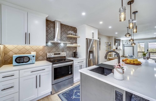 Dunkin Hill House | Experience breathtaking mountain views at Tenmile Viewhouse.