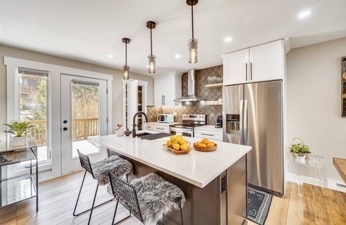 Dunkin Hill House | Experience breathtaking mountain views at Tenmile Viewhouse.