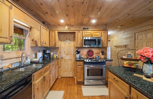 Ridges Over the Lake Cabin | Experience breathtaking mountain views at Sunset Ridge Aska