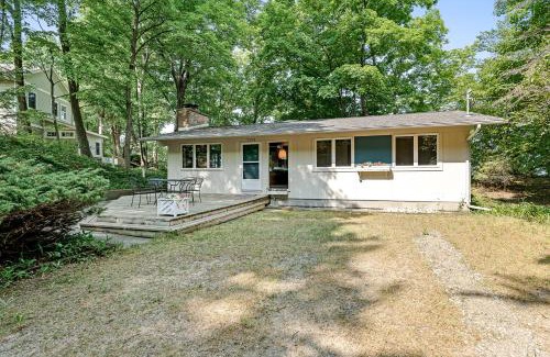 Port Sheldon House | Experience comfort at Graceland, a charming 3-bedroom house