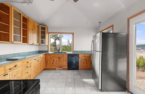 Shelton House | Experience Comfort in This Spacious 5Bedroom Oasis with Stunning Mountain Views!