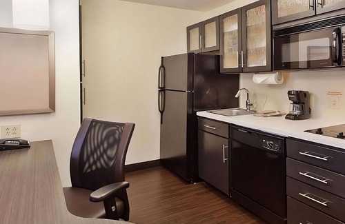 North Olmsted Resort | Experience Convenient Stay in North Olmsted! Pet-Friendly Unit, w/Kitchenette