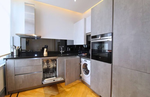 Ealing Broadway Apartment | Experience Ealing's Charm: Walk to Shops and Parks from Your Apartment