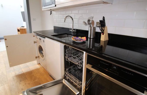 Ealing Broadway Apartment | Experience Ealing's Charm: Walk to Shops and Parks from Your Apartment