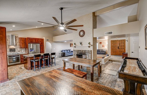 Pinnacle Peak House | Experience Endless Fun - Pool, 9 Hole Mini Golf, Basketball Court and More!
