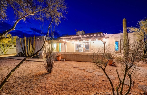 Pinnacle Peak House | Experience Endless Fun - Pool, 9 Hole Mini Golf, Basketball Court and More!