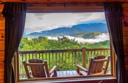 Gatlinburg - Pigeon Forge Cabin | Experience EPIC VIEWS in an Idyllic Location! Be our guest to Luxury & Comfort
