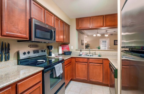 Tuscaloosa Condo | Experience Game Day Bliss at 'Crimson Traditions': Your Cozy 2-Bed Condo near The University of A.