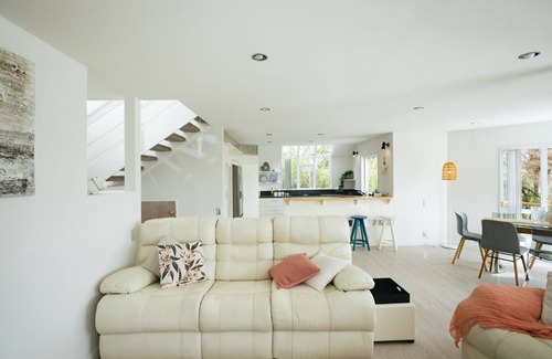 Greenhithe House | Experience Greenhithe's Sunset from Your Cozy Home