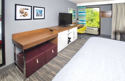 Parole Hotel | Experience Historical Annapolis + Complimentary Breakfast! Outdoor Pool!