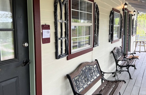 Canton Cottage | Experience "It's a Wonderful Life" Christmas suite in Canton, TX