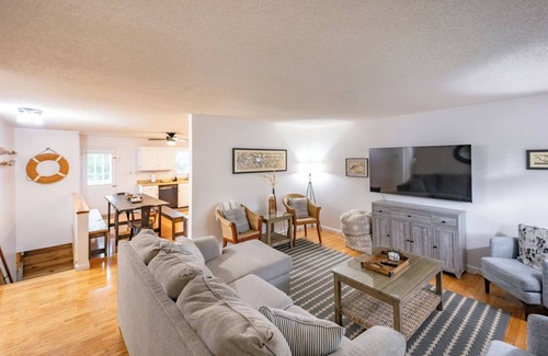 Sloans Valley House | Experience Lake Cumberland at Burnside Bungalow: Private Dock, Pool Access!
