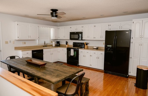 Sloans Valley House | Experience Lake Cumberland at Burnside Bungalow: Private Dock, Pool Access!