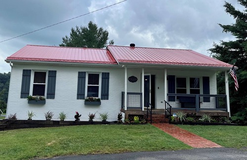 Sloans Valley House | Experience Lake Cumberland at Burnside Bungalow: Private Dock, Pool Access!