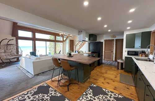 Youngstown Cottage | Experience lake life steps away in Youngstown's 4-bedroom cottage
