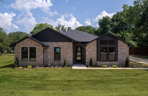Kingston House | Experience Lake Texoma in just 3 mins! Spacious 4-Bed Vacation Home.