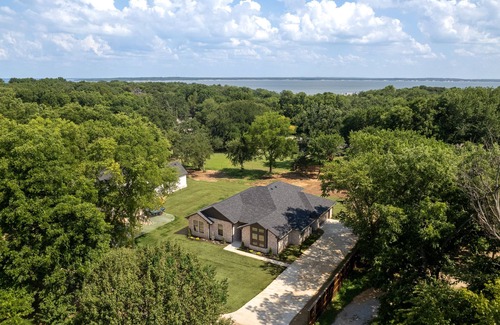 Kingston House | Experience Lake Texoma in just 3 mins! Spacious 4-Bed Vacation Home.