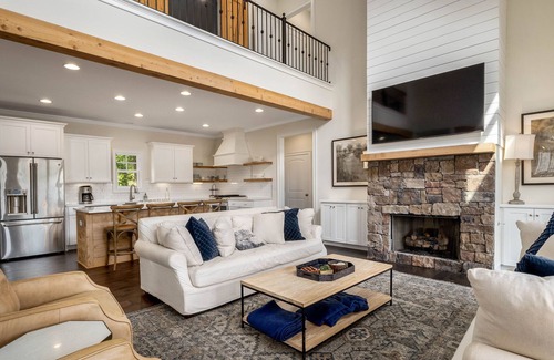 Samantha House | Experience Lakeside Bliss: Luxury Main House and Charming Guest House with Breathtaking Lake Views