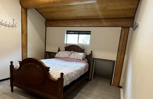Okanagan-Similkameen Cabin | Experience Log Cabin Living in Picturesque Hedley, BC