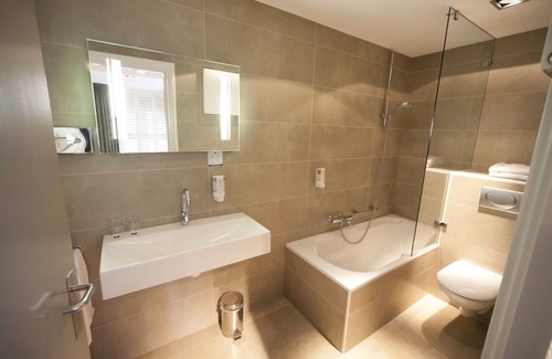 Rijssen House | Experience Luxury and Calm at a Scenic Nature Retreat! Indoor Pool, Free Parking