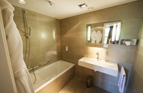 Rijssen House | Experience Luxury and Calm at a Scenic Nature Retreat! Indoor Pool, Free Parking