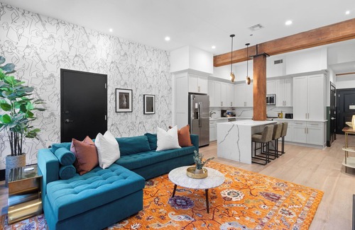 Arts/Warehouse District Hotel | Experience luxury in this spacious 2-bedroom, 2-bath condo at 888 Baronne Street