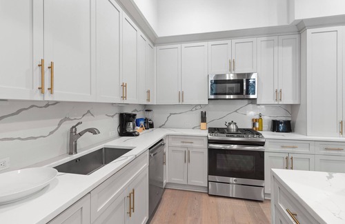 Arts/Warehouse District Hotel | Experience luxury in this spacious 2-bedroom, 2-bath condo at 888 Baronne Street