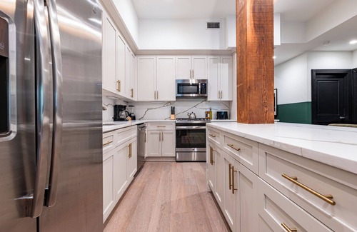 Arts/Warehouse District Hotel | Experience luxury in this spacious 2-bedroom, 2-bath condo at 888 Baronne Street