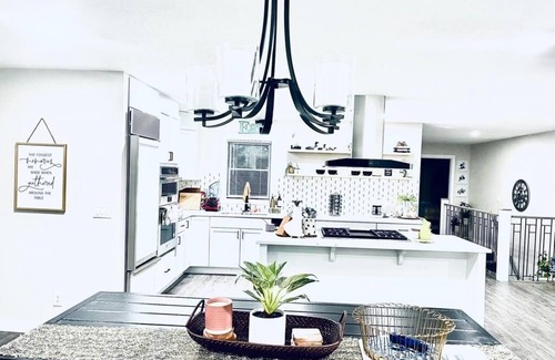 Alexandria House | Experience Luxury, leisure, and lakefront living for the whole family.